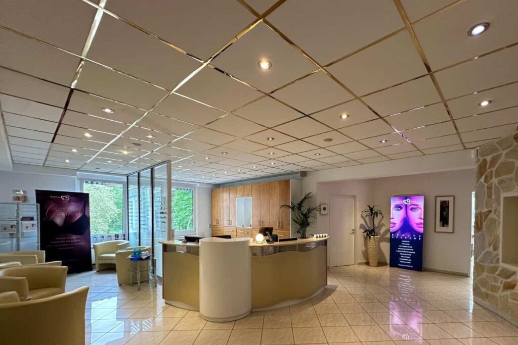 Empfangsbereich Medicalthree Klinik Bonn