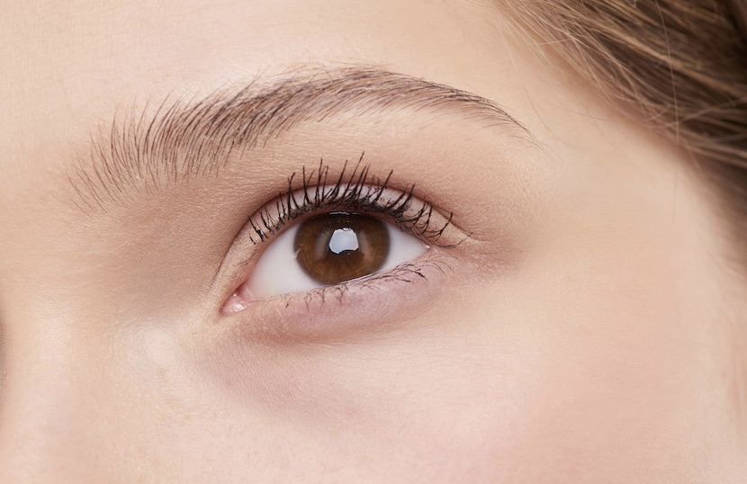 Das Foto verdeutlicht den Effekt durch Augenbrauenlifting (Brow Lift).