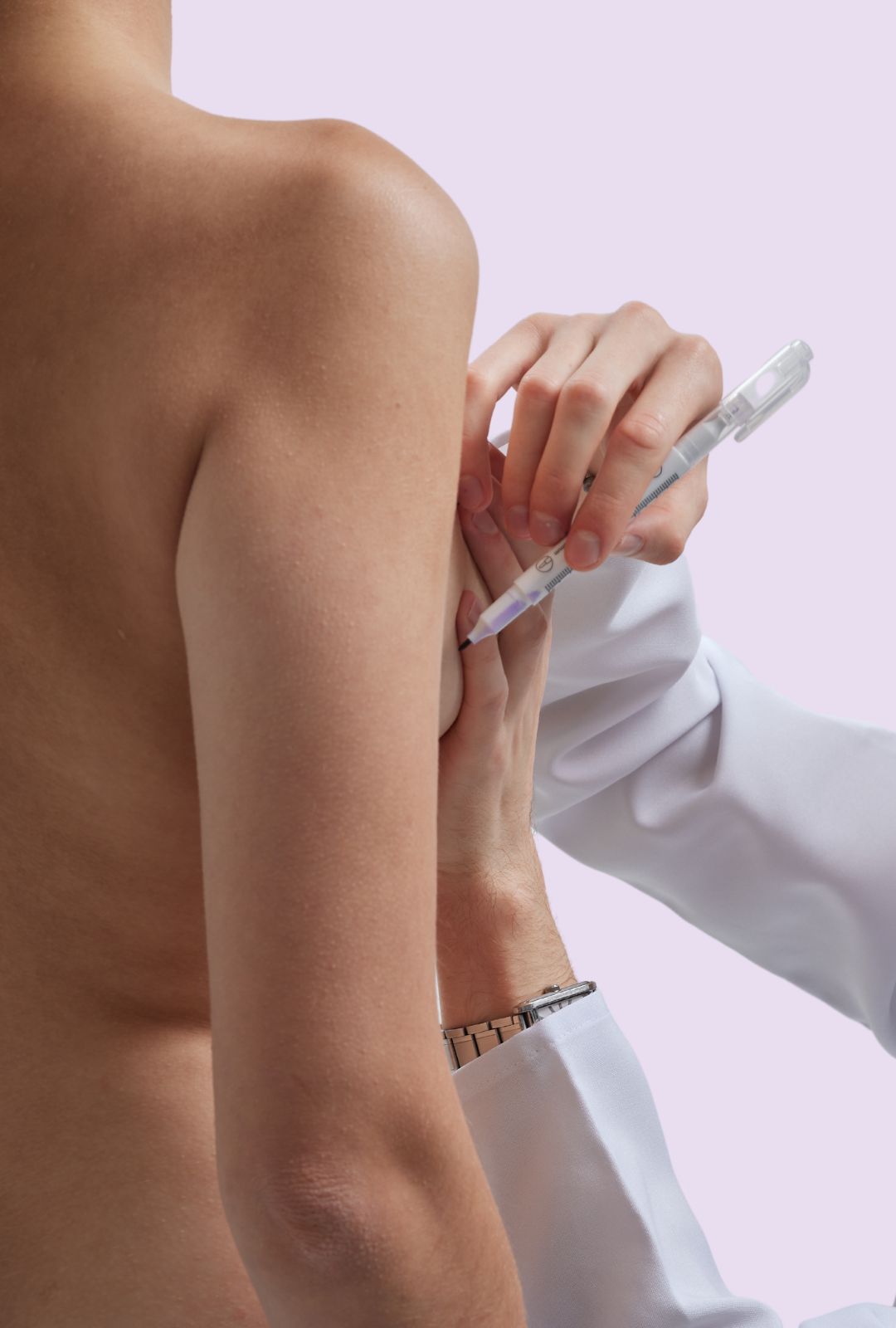 Chirurgische Hautmakierungen auf der Brust einer Patientin vor dem Eingriff – Phase des Anzeichnens zum Bruststraffungsprocedere.