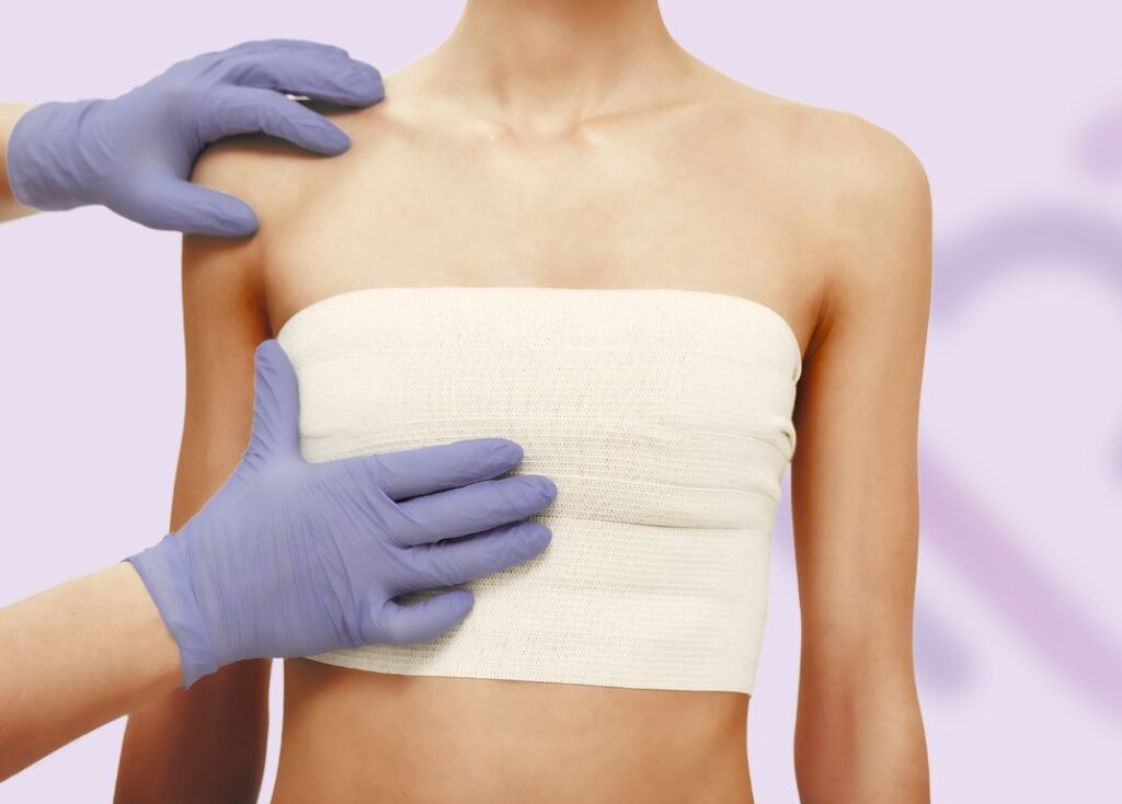 Frau legt nach Brustverkleinerung Maßband um die Brust – symbolisiert Kontrolle über neue Proportion und Messung des Erfolgs.