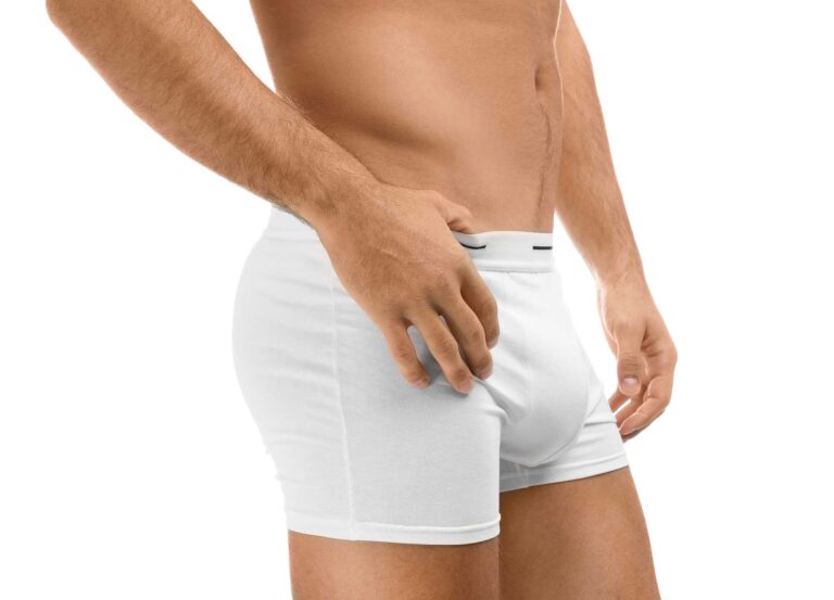 Das Bild zeigt einen Mann in Unterhose und thematisiert die Hodensackvergrößerung.