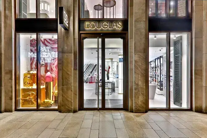 Eingangsbereich des Medicalthree-Standorts Hamburg im Douglas-Gebäude – edel und modern gestaltet.