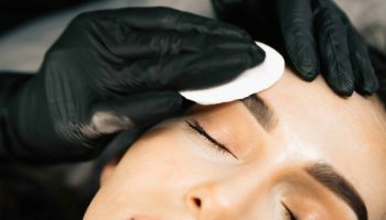 Das Bild zeigt die Permanent-Make-up-Behandlung für PMU Augenbrauen.